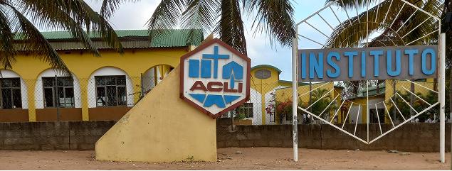 L'ingresso dell'Istituto Estrela do Mar con l'insegna delle ACLI a Inhassoro