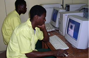 Due studenti al computer nel laboratorio di informatica della scuola