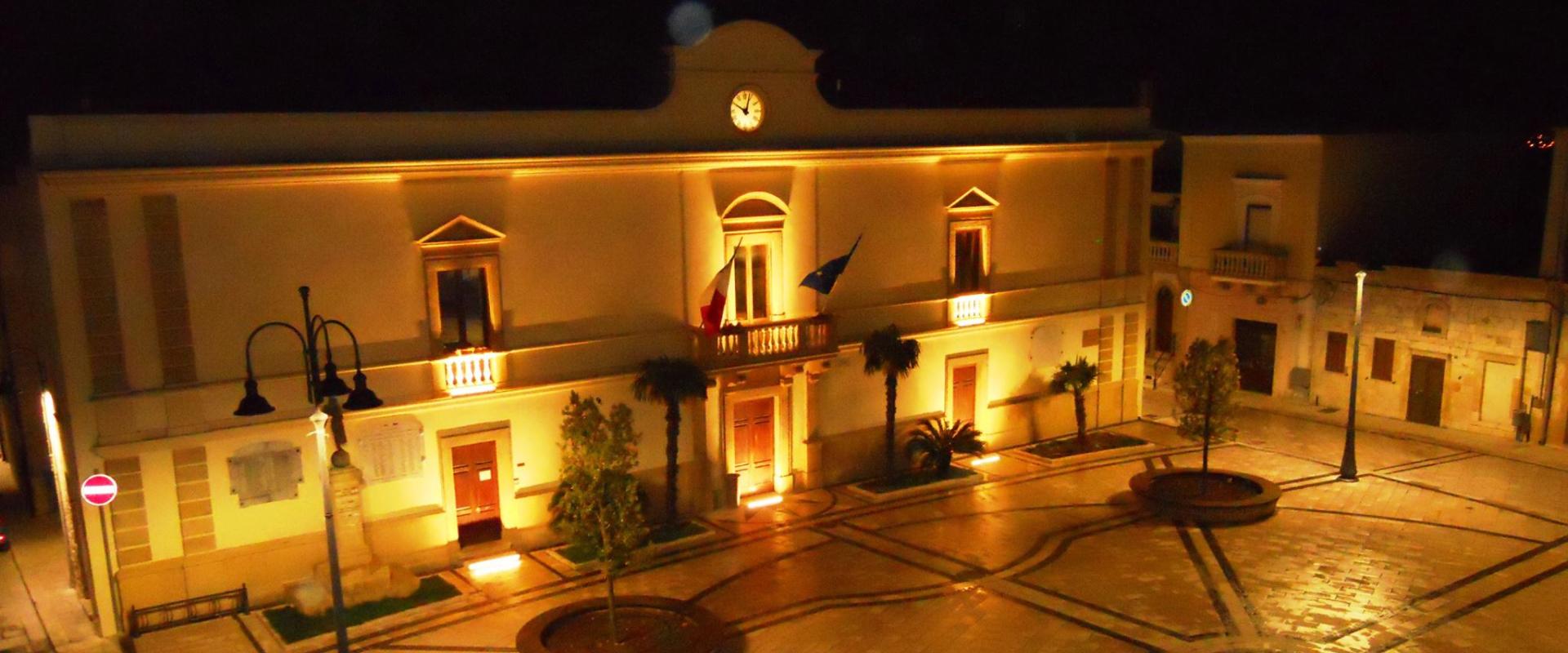 Cortile illuminato durante una serata della Cooperativa L'Ala