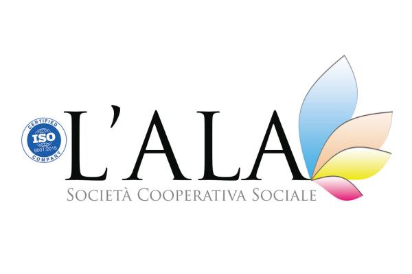 Bambini piantano fiori in un'aiuola del parco