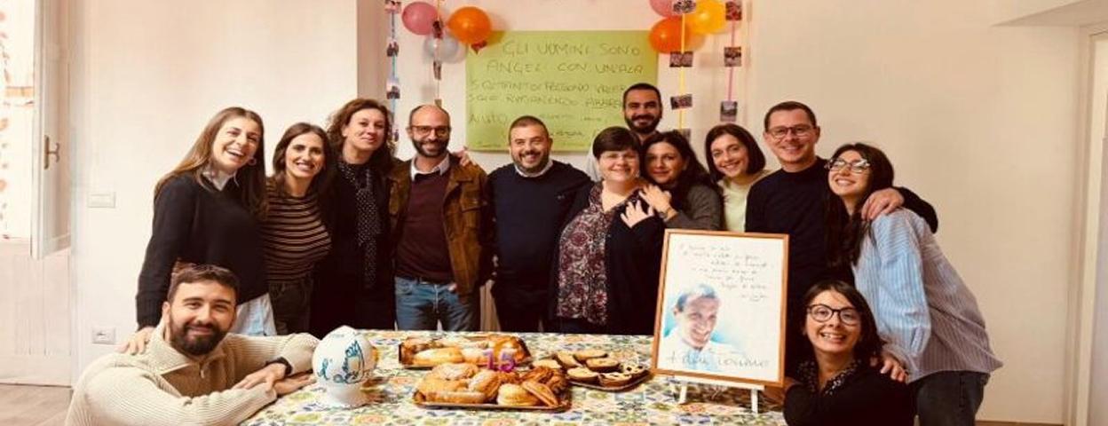 Gruppo di genitori in una serata di confronto