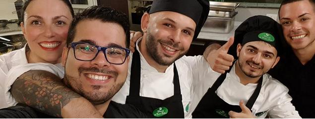 La brigata di cucina del Rifugio dei Buoni e Cattivi, progetto di inserimento lavorativo di Domus de Luna