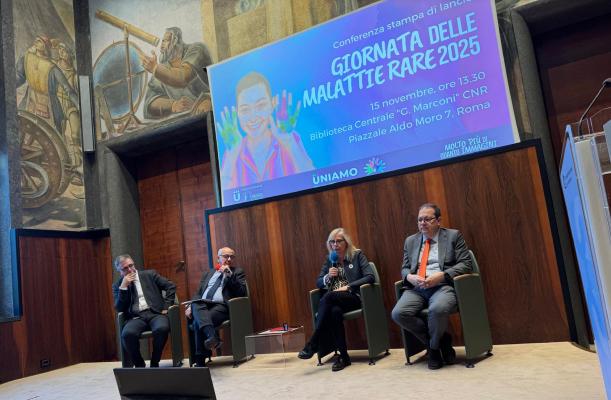 Volontari ripuliscono un muro nel quartiere