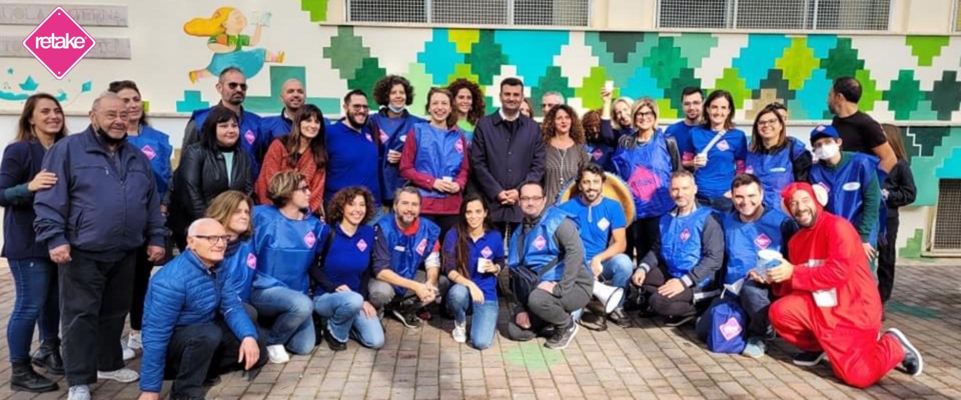 Volontari di Retake in azione, magliette rosse, cura dello spazio pubblico