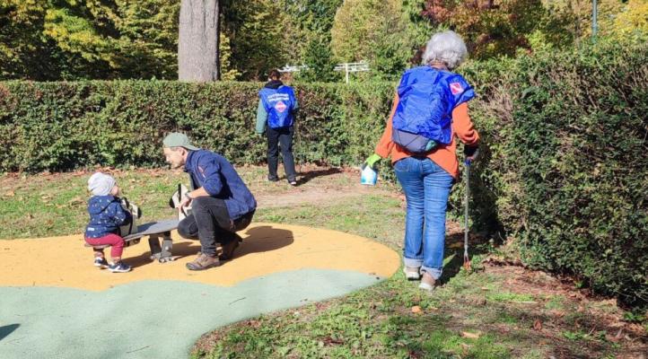 Bambini piantano fiori in un'aiuola del parco