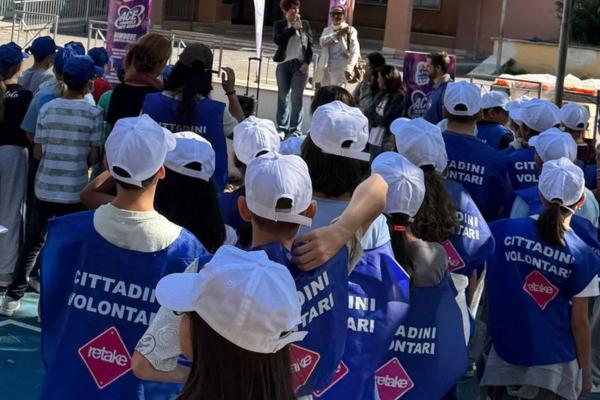 Gruppo di volontari Retake al termine di una giornata di lavoro