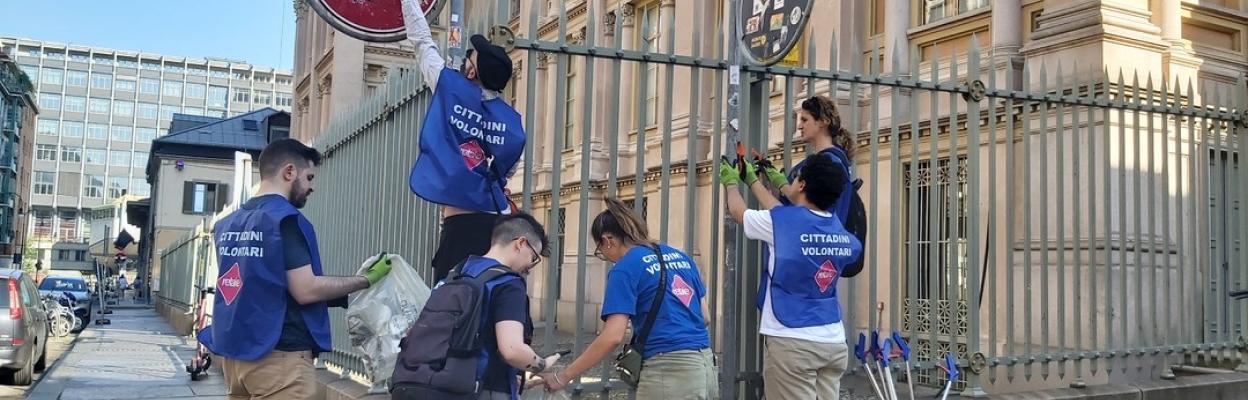 Gruppo di volontari Retake al termine di una giornata di lavoro